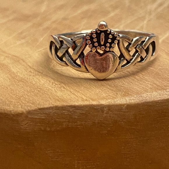 Beautiful Irish Claddagh 925 silver ring with celtic weaving - Picture 6 of 6